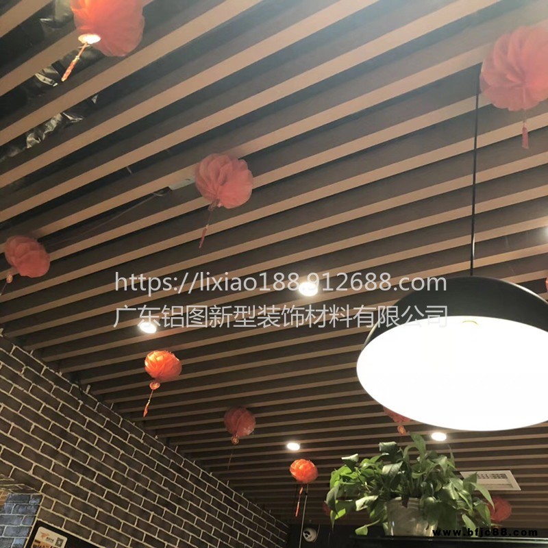 廠(chǎng)家批發(fā)木紋U槽鋁方通吊頂天花 室內(nèi)商場(chǎng)集成吊頂天花