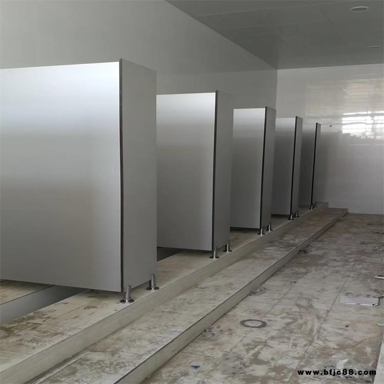 公共衛(wèi)生間隔斷板廠家  衛(wèi)生間隔斷板 學校擋板廁所門 洗手間隔斷板  濟南抗倍特板廠家 森蒂